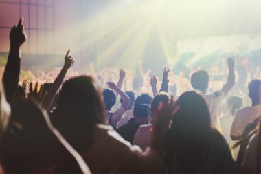 Hıristiyan ibadetinin yumuşak odak noktası, yükseltilmiş el, müzik konseri
