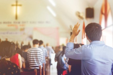 Hıristiyan ibadetinin yumuşak odak noktası, yükseltilmiş el, müzik konseri
