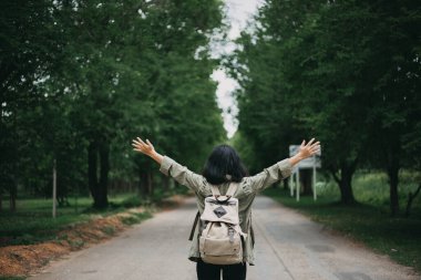 Dişi gezginler açık yolda durup İncil 'i tutuyorlar. Konsept, İncil 'i paylaşmaya gidiyor..