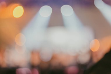 Hıristiyan ibadetinin yumuşak odak noktası, yükseltilmiş el, müzik konseri