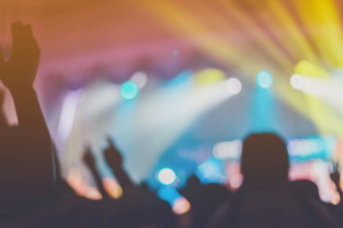 Hıristiyan ibadetinin yumuşak odak noktası, yükseltilmiş el, müzik konseri