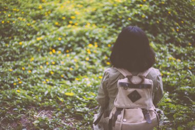 Dişi gezginler açık yolda durup İncil 'i tutuyorlar. Konsept, İncil 'i paylaşmaya gidiyor..