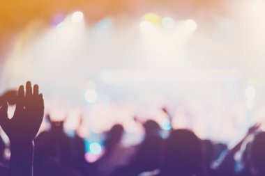 Hıristiyan ibadetinin yumuşak odak noktası, yükseltilmiş el, müzik konseri