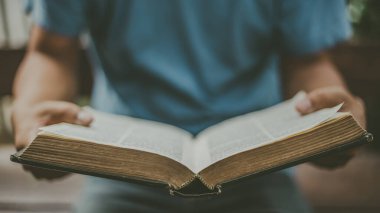 İncil okuyup dua etmek