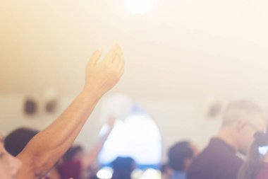 Hıristiyan ibadetinin yumuşak odak noktası, yükseltilmiş el, müzik konseri