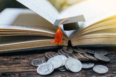 Para biriktirme finansal konsepti, tebrikler mezunlar paranın üstüne bir de kitap..