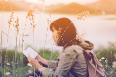 Dişi gezginler açık yolda durup İncil 'i tutuyorlar. Konsept, İncil 'i paylaşmaya gidiyor..
