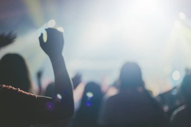 Hıristiyan ibadetinin yumuşak odak noktası, yükseltilmiş el, müzik konseri