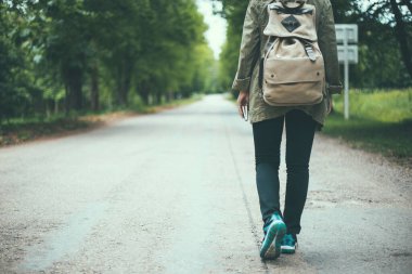 Dişi gezginler açık yolda durup İncil 'i tutuyorlar. Konsept, İncil 'i paylaşmaya gidiyor..