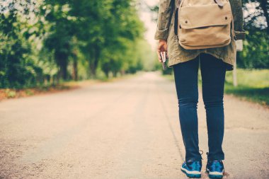 Dişi gezginler açık yolda durup İncil 'i tutuyorlar. Konsept, İncil 'i paylaşmaya gidiyor..