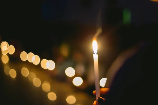 在黑暗中点燃烛光守夜的人们寻找希望 祈祷的温情焦点 — 图库照片
