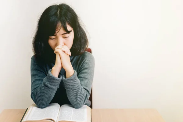 Mujer Joven Sentada Orando Espacio Bible Copy — Foto de Stock