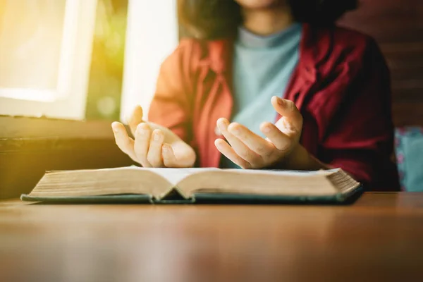 Jeune Femme Assise Priant Sur Bible Copy — Photo