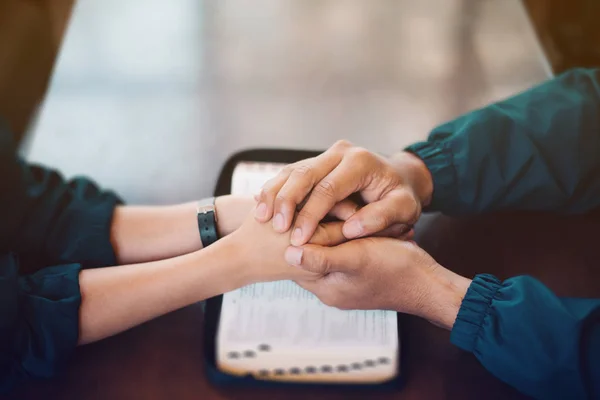 Handjes Vasthouden Aan Bijbel Samen Bidden — Stockfoto