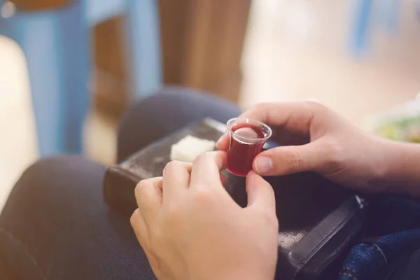 Les Mains Tiennent Une Tasse Vin Rouge Dans Sainte Communion — Photo