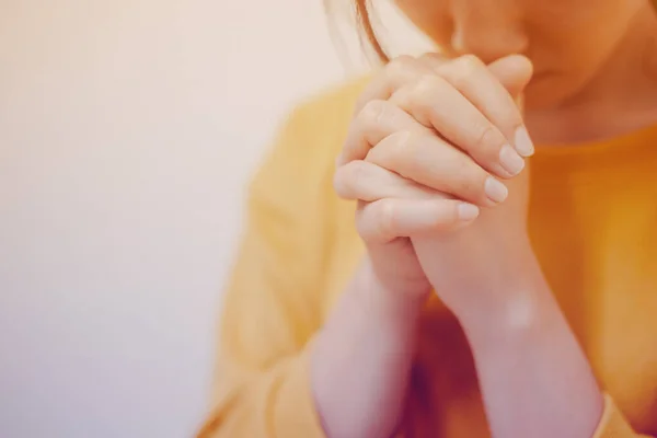 Jonge Vrouw Zitten Bidden Bijbel Kopieer Ruimte — Stockfoto