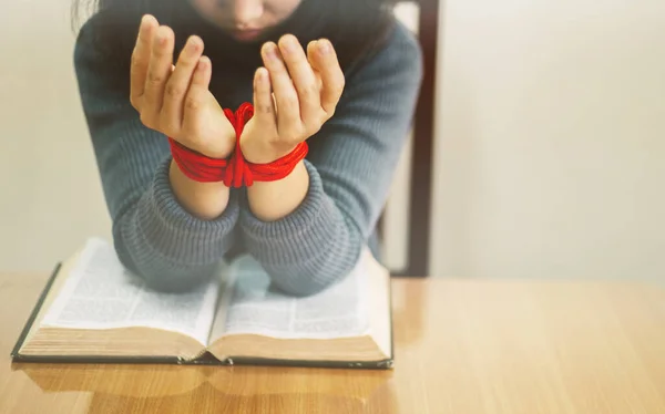 Jonge Vrouw Zitten Bidden Bijbel Kopieer Ruimte — Stockfoto