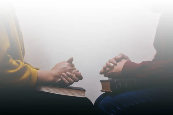 Δύο Γυναίκες Μελετούν Βίβλο — Φωτογραφία Αρχείου