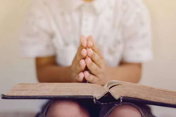 Biblia Feletti Olvasás Imádkozás — Stock Fotó
