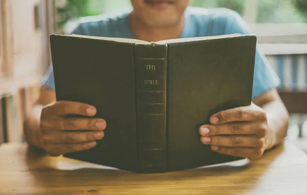 Lesen Und Beten Über Der Bibel — Stockfoto