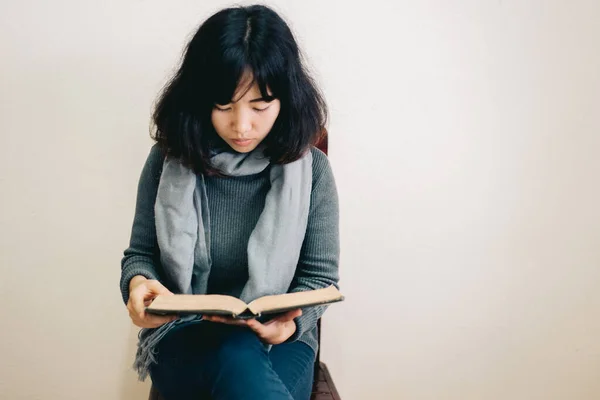 若い女性が座って聖書の上で祈ります Copy Space — ストック写真