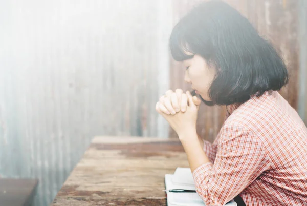 Młoda Kobieta Siedzi Modli Się Biblii Kopiuj Przestrzeń — Zdjęcie stockowe