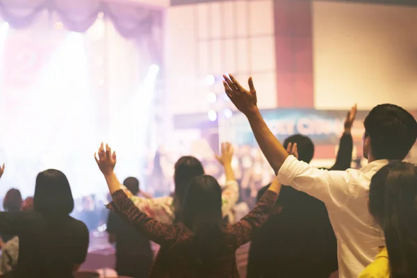 Απαλή Εστίαση Της Χριστιανικής Λατρείας Υψωμένα Χέρια Μουσική Συναυλία Φωτογραφία Αρχείου