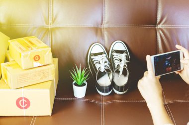 Çevrimiçi satış, e-ticaret konsepti, gençler küçük bir iş kurun. Ürününüzün fotoğrafını evde çekin..