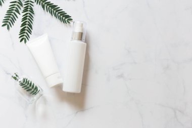 Şişe doğal güzellik ürünü konsepti, spa aroması, beyaz arka plan