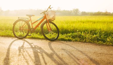 Gün batımında kırmızı bisikletli güzel arazi manzarası