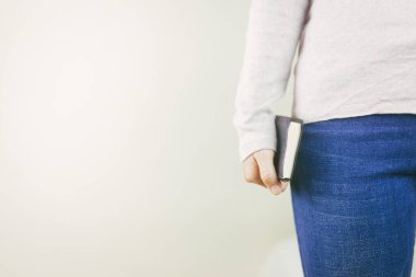 İncil 'i ya da Tanrı' ya olan bağlılığı tutan eller..