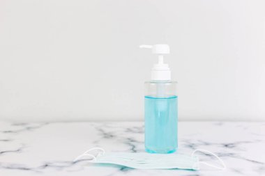 Finansal konsepti korumak için üst sikkeleri kavanoza koyuyoruz..