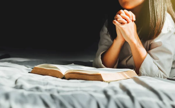 朝に聖書を読んでいる若い女性 礼拝と祈り 献身の概念 — ストック写真