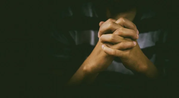 Mãos Homem Orar Deus Com Iluminação — Fotografia de Stock