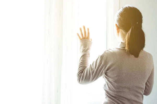 Жінка Масці Дивлячись Вікно Вдома Готелі Залишатися Вдома Концепція — стокове фото