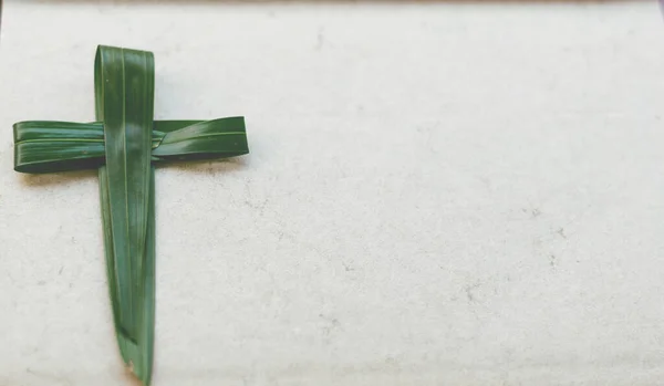 Cruz Hojas Palma Verde Como Fondo Con Biblia Santa Concepto —  Fotos de Stock
