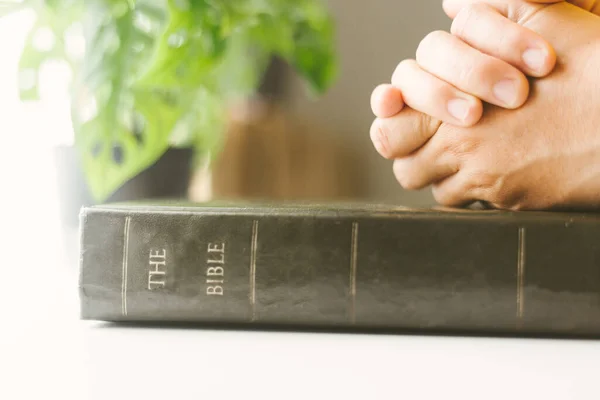 Frau Liest Und Betet Über Bibel — Stockfoto