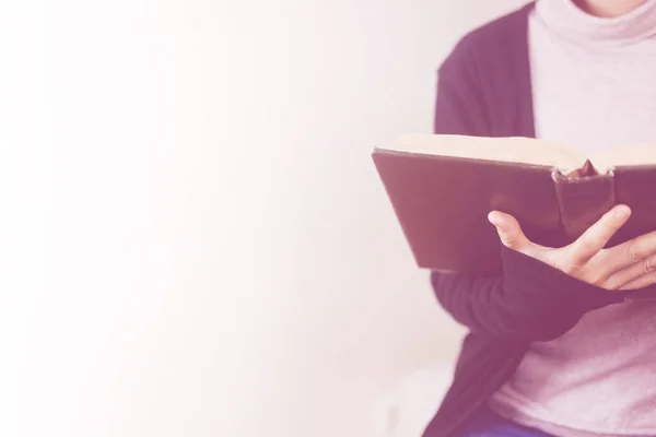 Manos Mujer Sosteniendo Biblia Abierta Devoción Dios —  Fotos de Stock