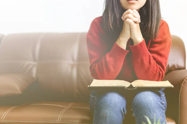 若い女性が聖書と朝に座って祈っています — ストック写真