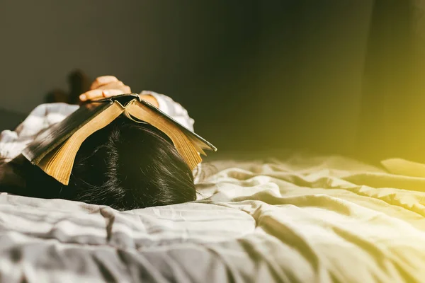 若い女性は朝に聖書を頭の上で寝 礼拝し 祈ります 献身的なコンセプト — ストック写真