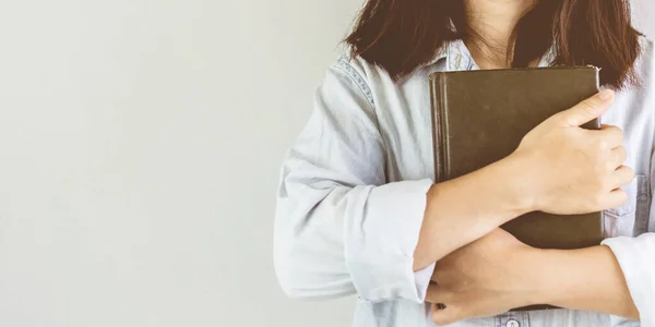 Softfocus Mujer Joven Máscara Higiénica Sosteniendo Biblia — Foto de Stock