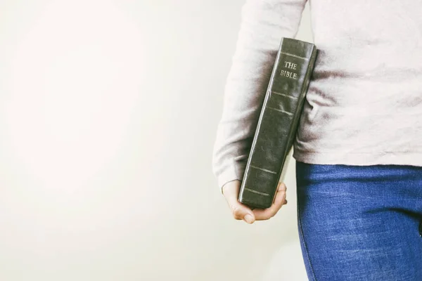 聖書や神への献身を持つ手の女性 — ストック写真