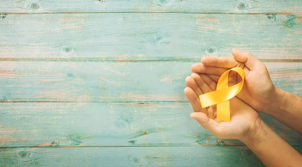 Χέρια Κρατώντας Κίτρινη Κορδέλα Καρκίνος Αγάπη Αγίου Βαλεντίνου Υγειονομική Περίθαλψη Royalty Free Εικόνες Αρχείου