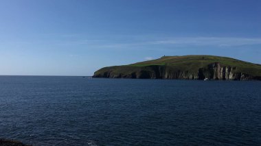 İrlanda açıklarında Cliff 'i engebeli bir yere götürdü. Dingle 'ın dışındaki Bulutlu bir İrlanda Günü' nde Sudan Gelen Renkli Uçurum Kenarı
