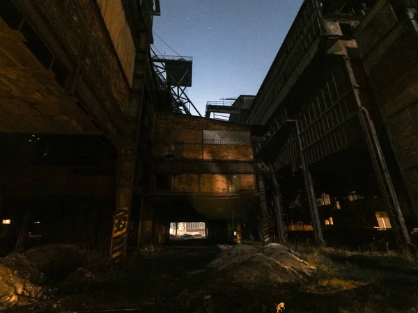 Старый закрытый промышленный металлургический завод ночью. Эпические металлические конструкции и дымоходы, освещенные луной — стоковое фото