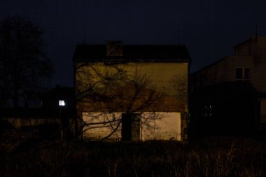 Karanlık ve gölgelerle kaplanmış eski korkunç sığır evi.