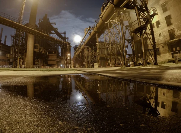Gamla stängda industribruk på natten. Episka metallkonstruktioner och skorstenar upplysta av månen — Stockfoto