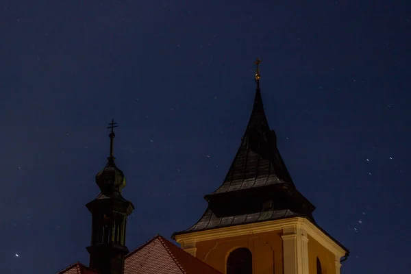 Szczegóły nocy oświetlony zabytkowy kościół katolicki w świetle księżyca — Zdjęcie stockowe