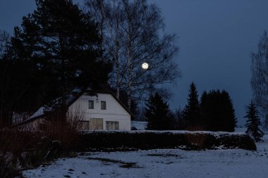 Ay, tenha bir yerdeki eski bir çiftlik evinin ormanını gözetliyor.