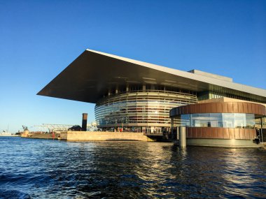 Kopenhag, Danimarka - 2020. Kopenhag, Danimarka 'daki Opera Binası, 4 Eylül 2015. Kopenhag 'ın ortasındaki Holmen adasında yer almaktadır.